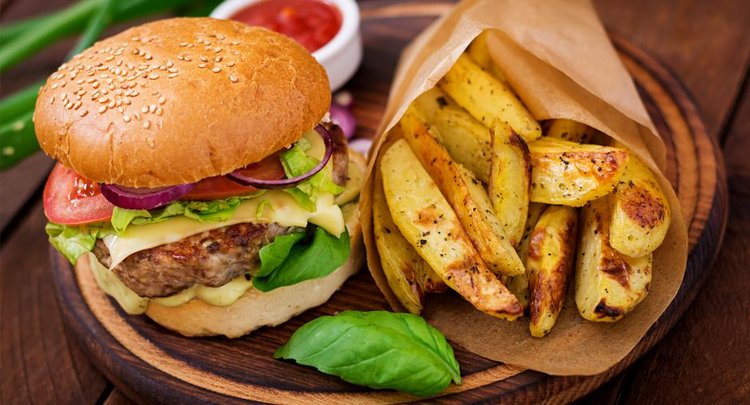 Секрет популярности фастфуда объяснили специалисты ЦОК АПК