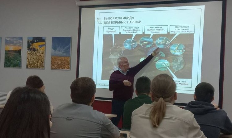 Курский ГАУ провёл совместное занятие с ООО «Зоринский сад» по современным методам защиты яблони