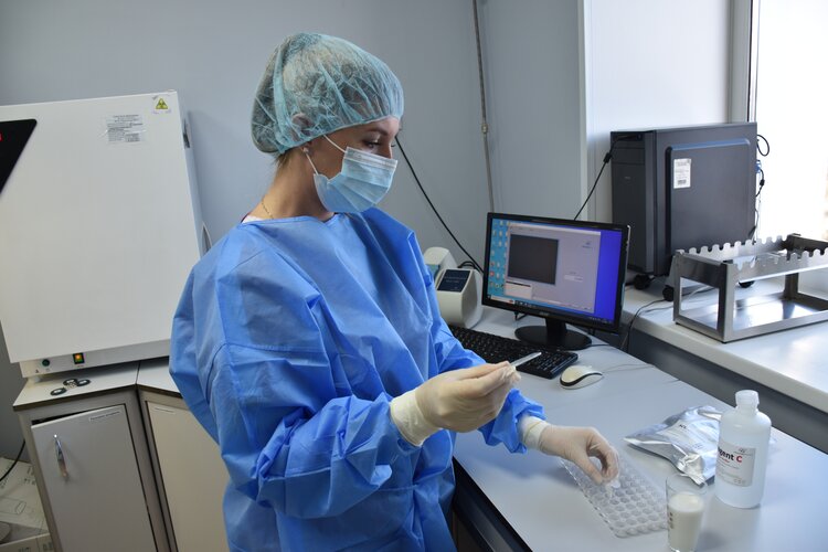 Почему нужно кипятить сырое коровье молоко, эксперты объяснили на конкретном примере - фото