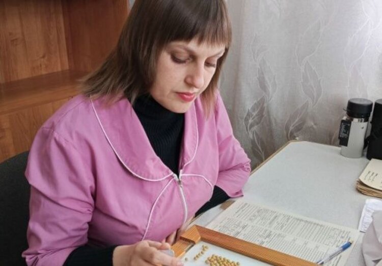 Покупатель решил тщательно проверить элитные семена сои