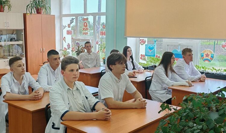 Погружение в профессию. Старшеклассники ЛНР узнали, как защищают урожай и повышают плодородие 