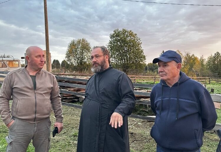 Священник-пчеловод в Коми удивляет паству и гостей фермерскими способностями. Было и чудо с беспосевным донником