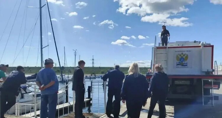 Этот рыбзавод плывет по Волге и выращивает стерлядь для выпуска в реку