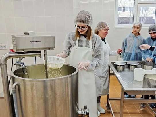Секретами сыроварения овладели юные технологи в учебном центре Тимирязевки