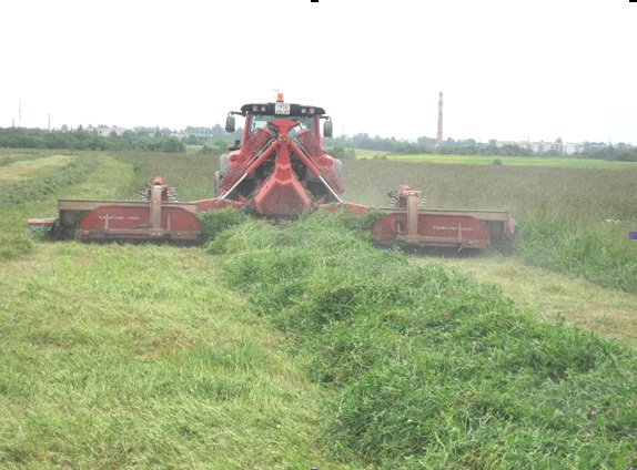 Комбинация косилок TAARUP 3532 P и TAARUP 5090 в агрегате с трактором Valtra T190 в работе