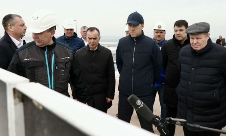 Денис Мантуров проинспектировал строительство перевалочного комплекса аммиака и удобрений в порту Тамань - фото
