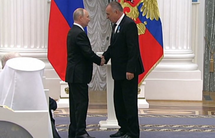 Президент России Владимир Путин наградил донского механизатора