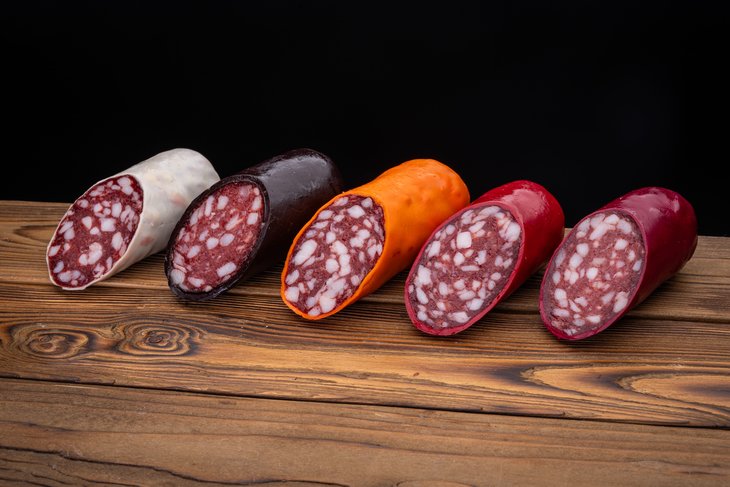 Вкусный и красочный! Подмосковная пищевая компания представляет эксклюзивную линейку разноцветных таухмасс для колбас