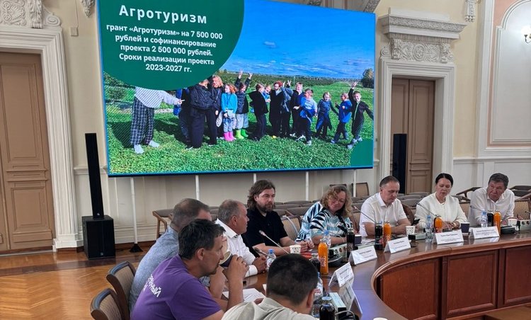 Российские производители жимолости и облепихи собрались в Томске для обсуждения амбициозных задач