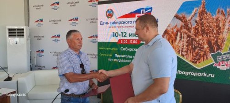 На «Дне сибирского поля 2024» Омский АНЦ представил семена и сельхозтехнику