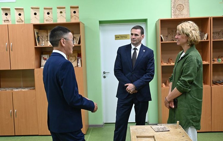Оксана Лут в рамках визита в Хабаровский край посетила школьную теплицу юных сити-фермеров 