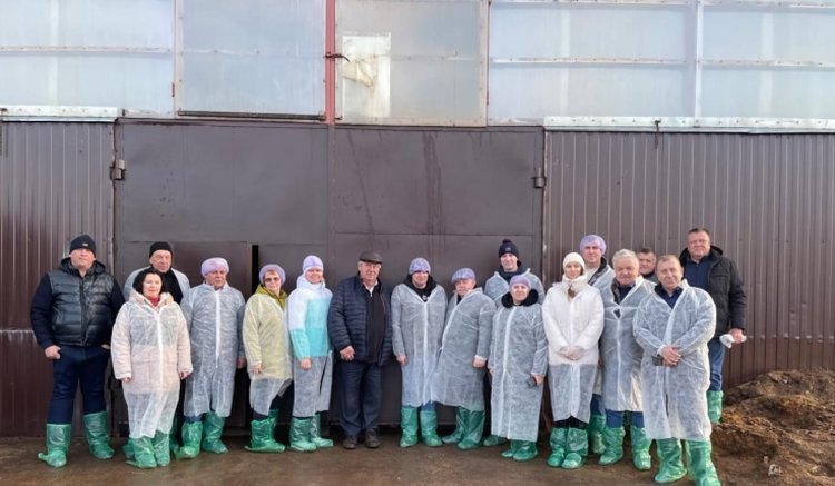 Страусиное хозяйство, молочную и ферму хлебного туризма посетили новгородские аграрии в Псковской области 