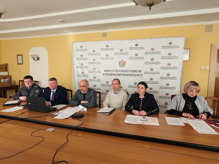 Проблему пестицидного мора пчел и ее решение обсудили в Минсельхозпроде Рязанской области