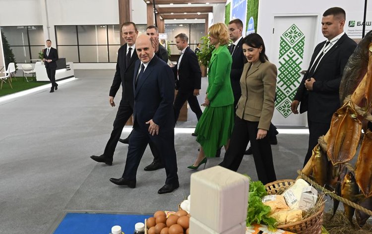 На стенде Ленобласти на выставке «Золотая осень 2025» Мишустину презентовали цифровую систему управления стадом «Молоко 2.0»