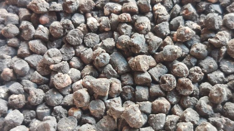 Нет, правильное внесение минеральных удобрений не увеличивает засоление почвы - фото