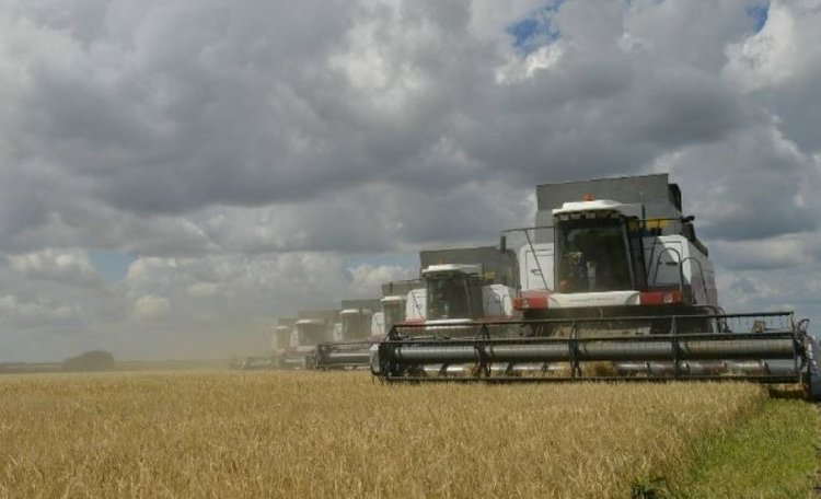 Саратовские аграрии приобретают покупают высокотехнологичные зерноуборочные комбайны с перевыполнением плана