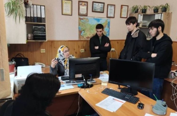 Цифровая пашня: студенты Назрановского аграрного техникума знакомятся с современными технологиями АПК - фото