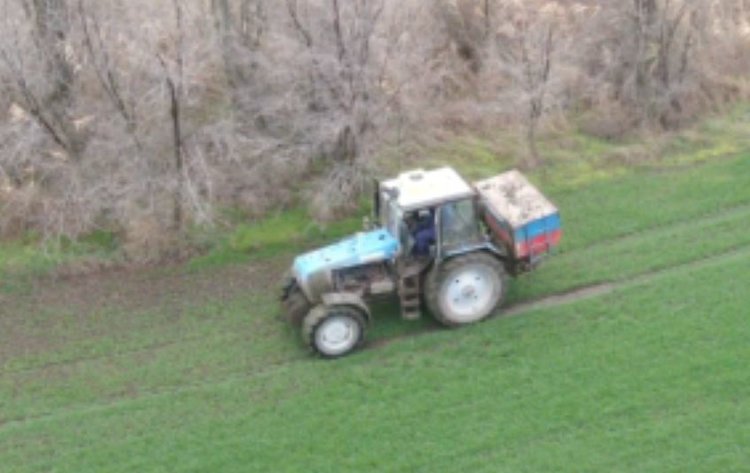 Дрон зафиксировал, что фермер в Калмыкии разбрасывал родентициды вместо ручного внесения - фото