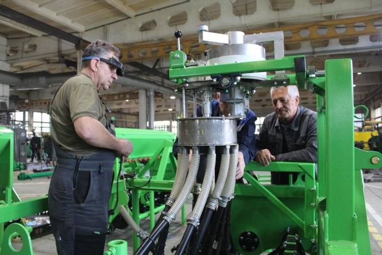 Филиал Омского АНЦ нарастил выпуск сельхозтехники и объём продаж