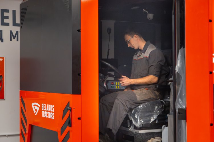 В Алтайском ГАУ установили первый в России тракторный симулятор МТЗ-3522