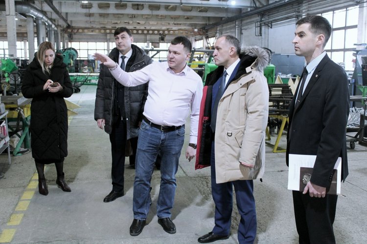 Омский экспериментальный завод сельхозтехники планирует работать с предприятиям стран ЕАЭС - фото