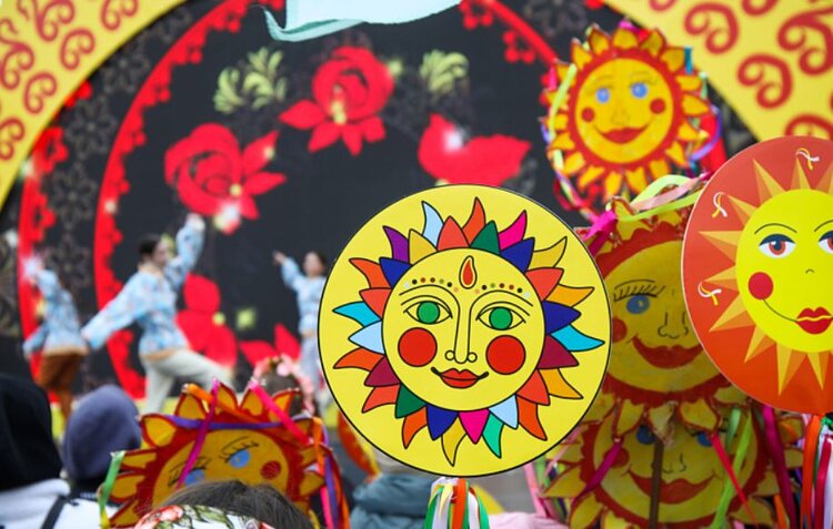 Жареной корюшкой и блинными островами провожают зиму в Приморье  - фото