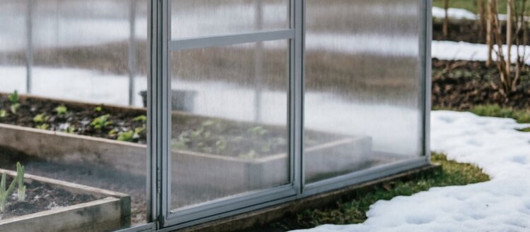 Как прогреть землю в теплице - фото