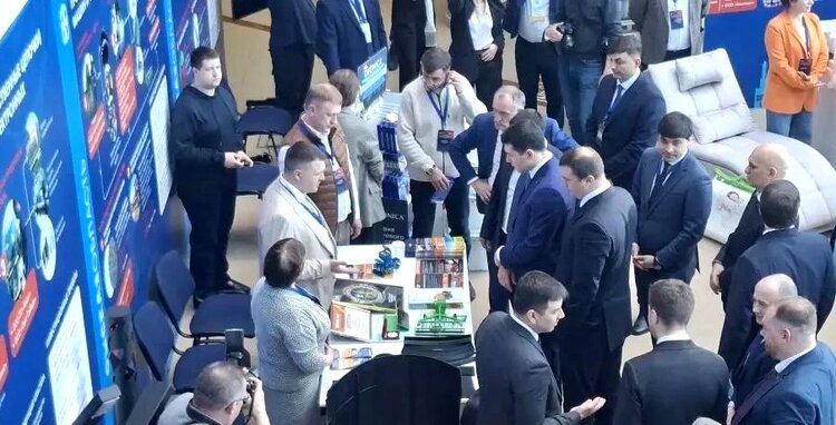 С селекционной техникой Омского АНЦ ознакомился глава Минпромторга