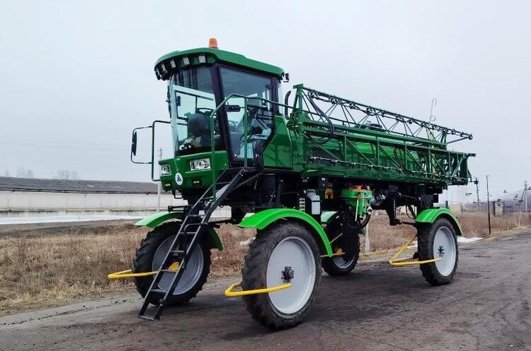 Новый самоходный опрыскиватель отечественного производства за 15 млн рублей: на что он способен - фото