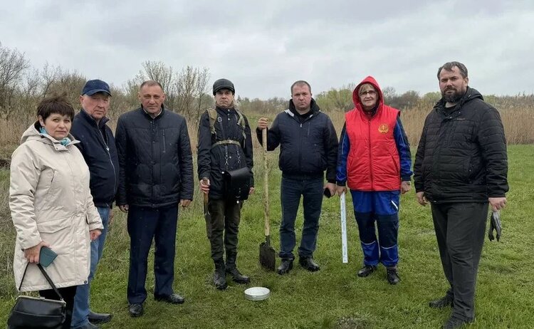 На границе ЛНР и Ростовской области искали кубышки саранчовых вредителей - фото