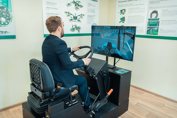 В Вологодской ГМХА появился современный тренажер трактора МТЗ-1221: чему он научит?