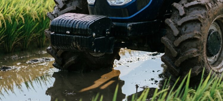 Новое поколение полностью беспилотных электрических смарт-тракторов работает на китайской рисовой ферме по демонстрации интеллектуальной сельхозтехники - фото