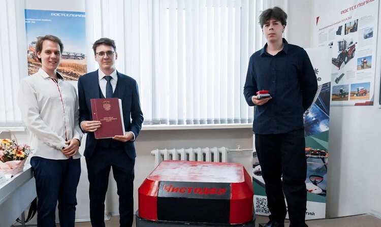 Этот робот для уборки навоза сам работает в коровнике: никому не мешает, а еще отлично помоет пол - фото