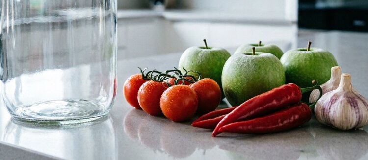 Простой рецепт очень вкусной аджики с яблоками на трехлитровую банку  - фото