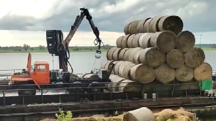Сено по реке доставляют до самого северного хозяйства Томской области