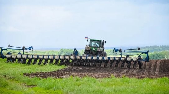 Более 17 тысяч тракторов выйдут в поля Оренбуржья в новом сезоне 2026