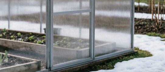 Как прогреть землю в теплице