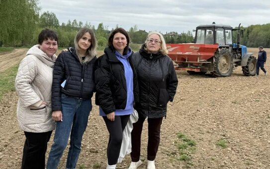 Селекционеры Немчиновки вручную высевают перспективные гибридные комбинации зерновых и зернобобовых - фото