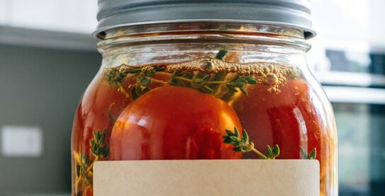 Маленький формат большого вкуса: 3 потрясающих рецепта консервированных помидоров в поллитровых банках - фото