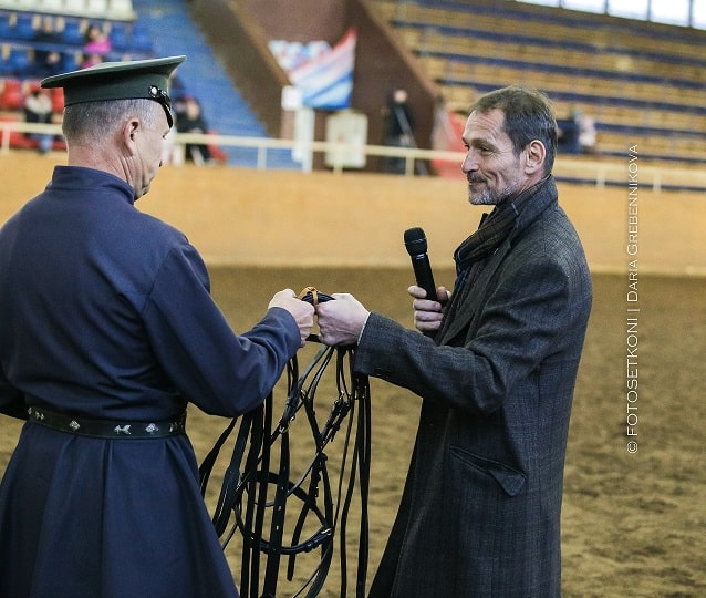 призы на золотой лошади