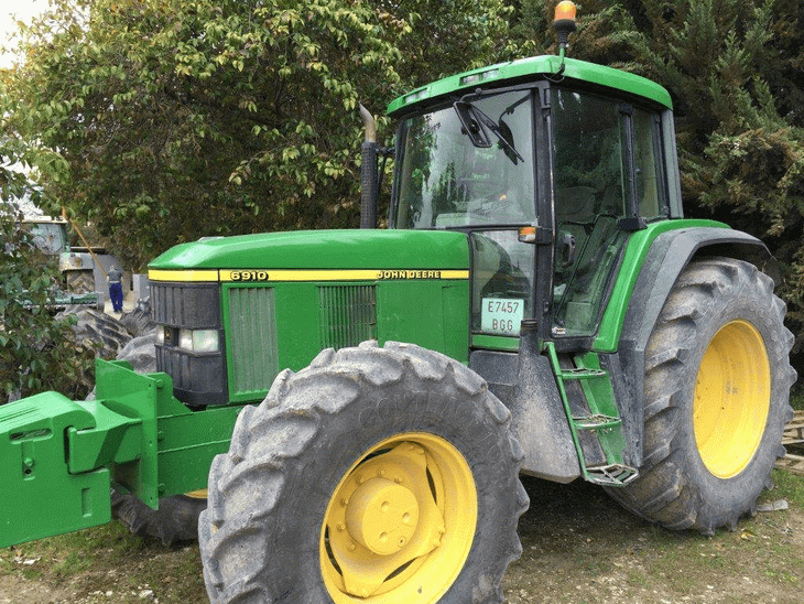John Deere 6910